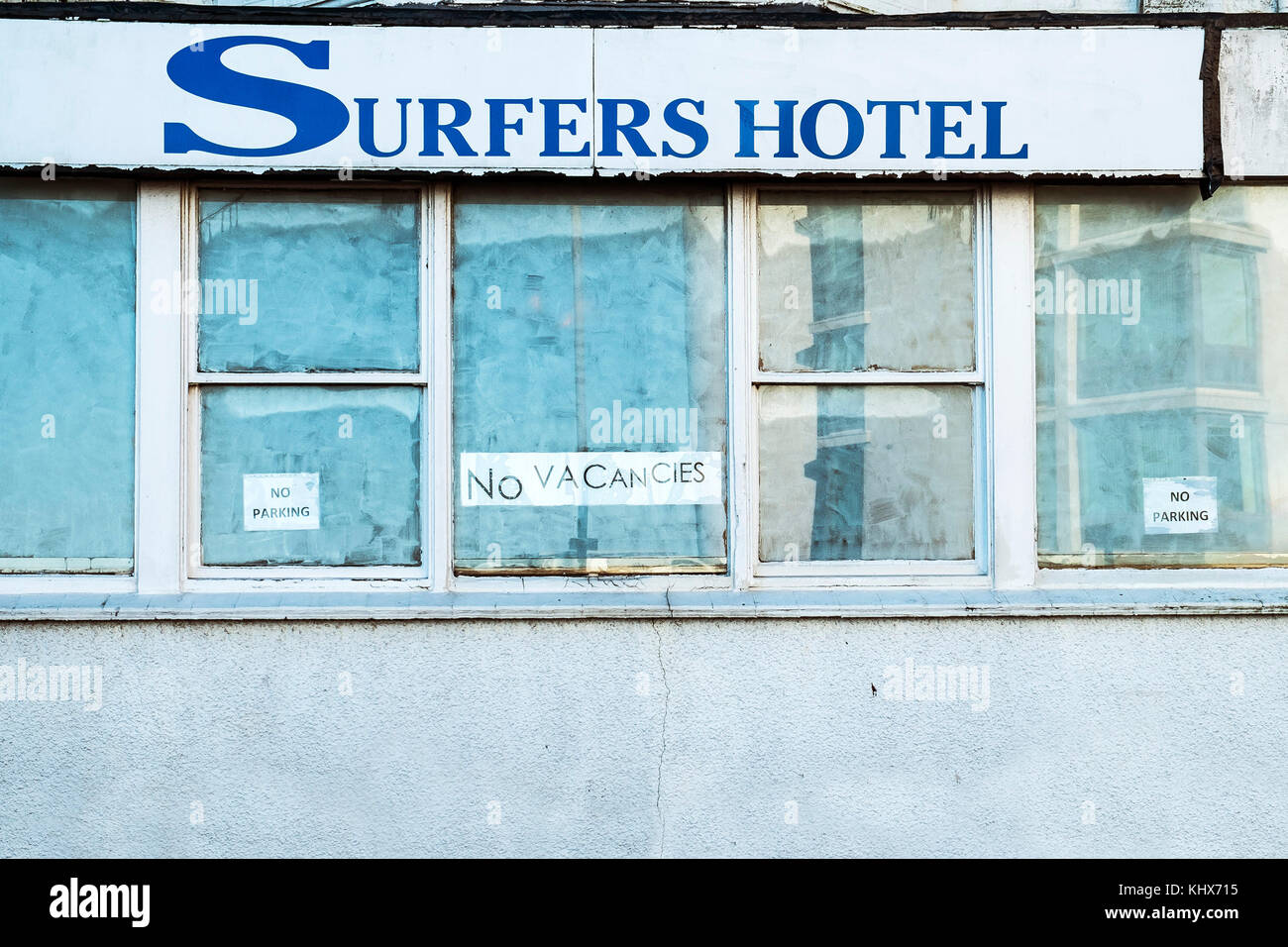 Fenster in einem Surfer-Hotel in Newquay Cornwall Großbritannien. Stockfoto
