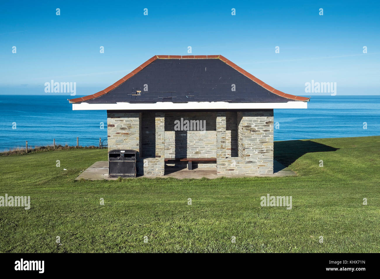 Ein leerer Schutz mit Blick auf das Meer bei Barrowfields in Newquay Cornwall UK. Stockfoto