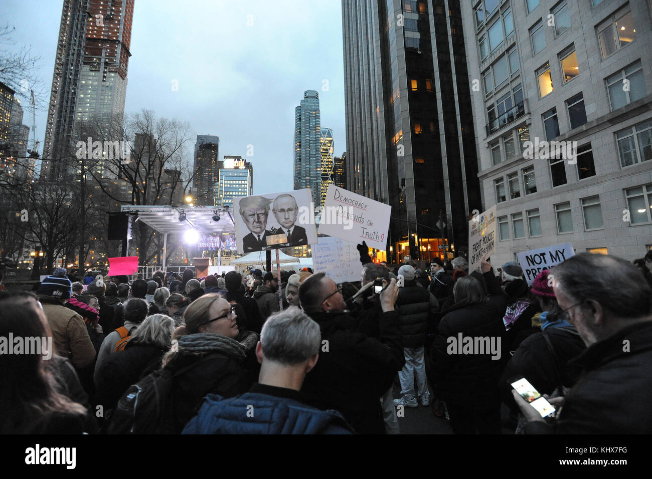 NEW YORK, NY - JANUAR 19: Demonstranten halten eine Rede, während sich die Menschen vor dem Trump International Hotel & Tower in New York, USA am 19. Januar 2017 während einer Demonstration versammeln, um gegen den designierten US-Präsidenten, Republikaner, Donald Trump vor seiner Amtseinführung, die in Washington stattfinden wird, zu protestieren. Bürgermeister von New York Bill de Blasio, Bürgermeister von Minneapolis Betsy Hodges nehmen an dem Protest Teil sowie Berühmtheiten einschließlich Robert De Niro, Marisa Tomei, Sally Field, Alec Baldwin, Mark Ruffalo, Cynthia Nixon, Michael Moore, Cher, Natalie Merchant People: Protesters Stockfoto