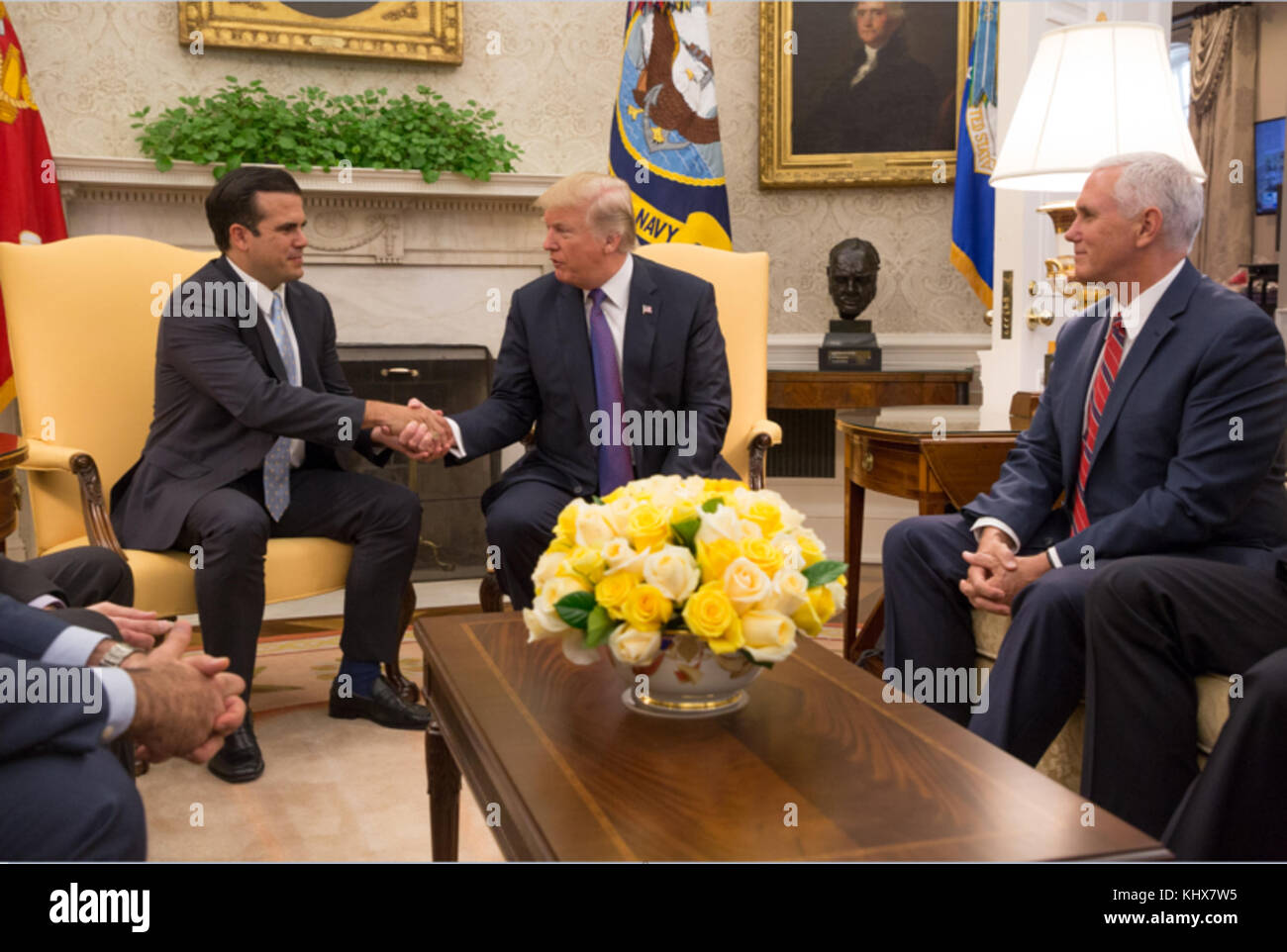 WASHINGTON, DC -19. OKTOBER: Vizepräsident Mike Pence nimmt am Donnerstag, 19. Oktober 2017, im Weißen Haus in Washington, D.C., am Treffen mit Präsident Donald J. Trump und dem Gouverneur von Puerto Rico, Ricardo Rossello, Teil. Diskussion über die laufenden Hilfs- und Wiederaufbaumaßnahmen für Puerto Rico nach den Hurrikanen Irma und Maria People: Donald Trump, Mike Pence, Donald J. Trump und Gouverneur von Puerto Rico Ricardo Rossello Stockfoto