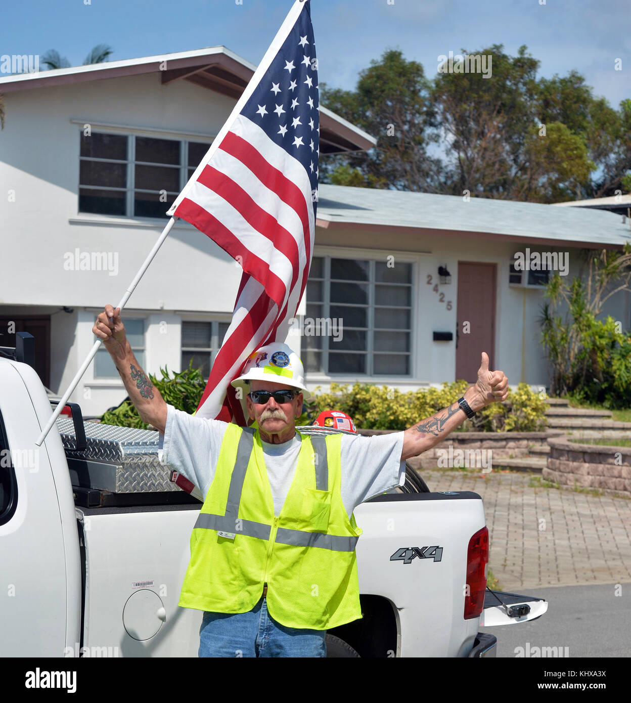 FORT LAUDERDALE, FL - 17. SEPTEMBER: FPL verspricht, dass Ihre Macht bis Sonntagnacht zurück sein wird - die einzigen Ausnahmen: Häuser und Unternehmen, die durch Überschwemmungen oder Tornados „extreme oder katastrophale Schäden“ erlitten haben. Die Einwohner Floridas warten geduldig darauf, dass Strom wieder hergestellt wird Millionen sind noch ohne Strom, nachdem der extreme Hurrikan Irma der Kategorie 5, der größte Sturm in der Geschichte der USA, den Staat getroffen hat. 305.510 der 1,1 Millionen Häuser und Unternehmen von Miami-Dade blieben ohne Strom. In Broward sind weiterhin 206.450 von 933.300 Kunden von Ausfällen betroffen. In Palm Beach waren 156.590 von 739.000 Kunden Stockfoto