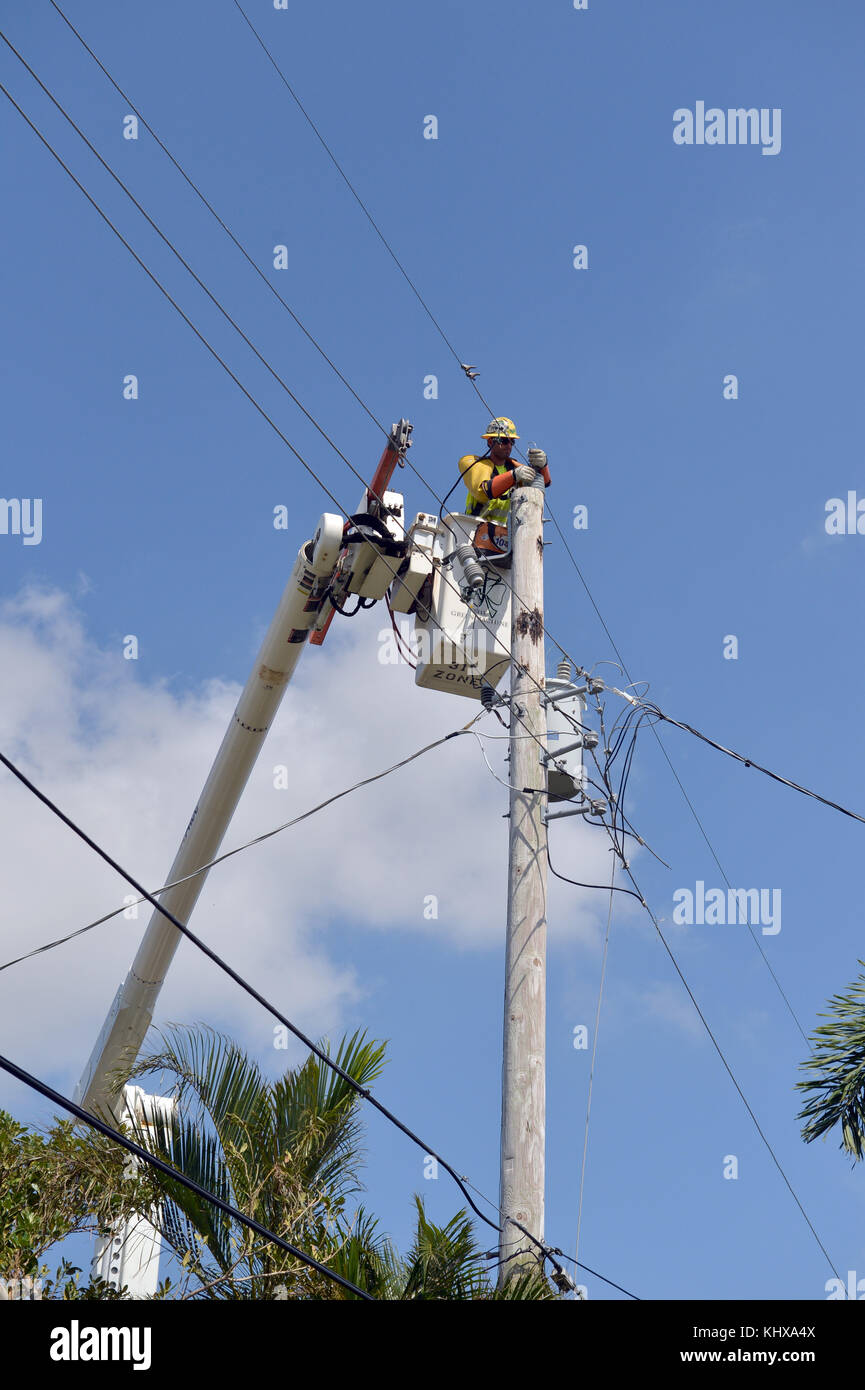 FORT LAUDERDALE, FL - 17. SEPTEMBER: FPL verspricht, dass Ihre Macht bis Sonntagnacht zurück sein wird - die einzigen Ausnahmen: Häuser und Unternehmen, die durch Überschwemmungen oder Tornados „extreme oder katastrophale Schäden“ erlitten haben. Die Einwohner Floridas warten geduldig darauf, dass Strom wieder hergestellt wird Millionen sind noch ohne Strom, nachdem der extreme Hurrikan Irma der Kategorie 5, der größte Sturm in der Geschichte der USA, den Staat getroffen hat. 305.510 der 1,1 Millionen Häuser und Unternehmen von Miami-Dade blieben ohne Strom. In Broward sind weiterhin 206.450 von 933.300 Kunden von Ausfällen betroffen. In Palm Beach waren 156.590 von 739.000 Kunden Stockfoto
