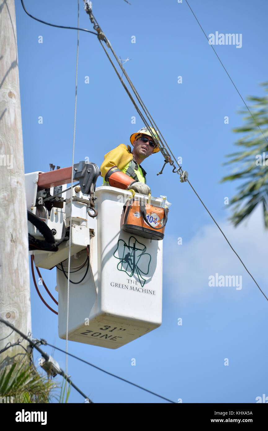 FORT LAUDERDALE, FL - 17. SEPTEMBER: FPL verspricht, dass Ihre Macht bis Sonntagnacht zurück sein wird - die einzigen Ausnahmen: Häuser und Unternehmen, die durch Überschwemmungen oder Tornados „extreme oder katastrophale Schäden“ erlitten haben. Die Einwohner Floridas warten geduldig darauf, dass Strom wieder hergestellt wird Millionen sind noch ohne Strom, nachdem der extreme Hurrikan Irma der Kategorie 5, der größte Sturm in der Geschichte der USA, den Staat getroffen hat. 305.510 der 1,1 Millionen Häuser und Unternehmen von Miami-Dade blieben ohne Strom. In Broward sind weiterhin 206.450 von 933.300 Kunden von Ausfällen betroffen. In Palm Beach waren 156.590 von 739.000 Kunden Stockfoto