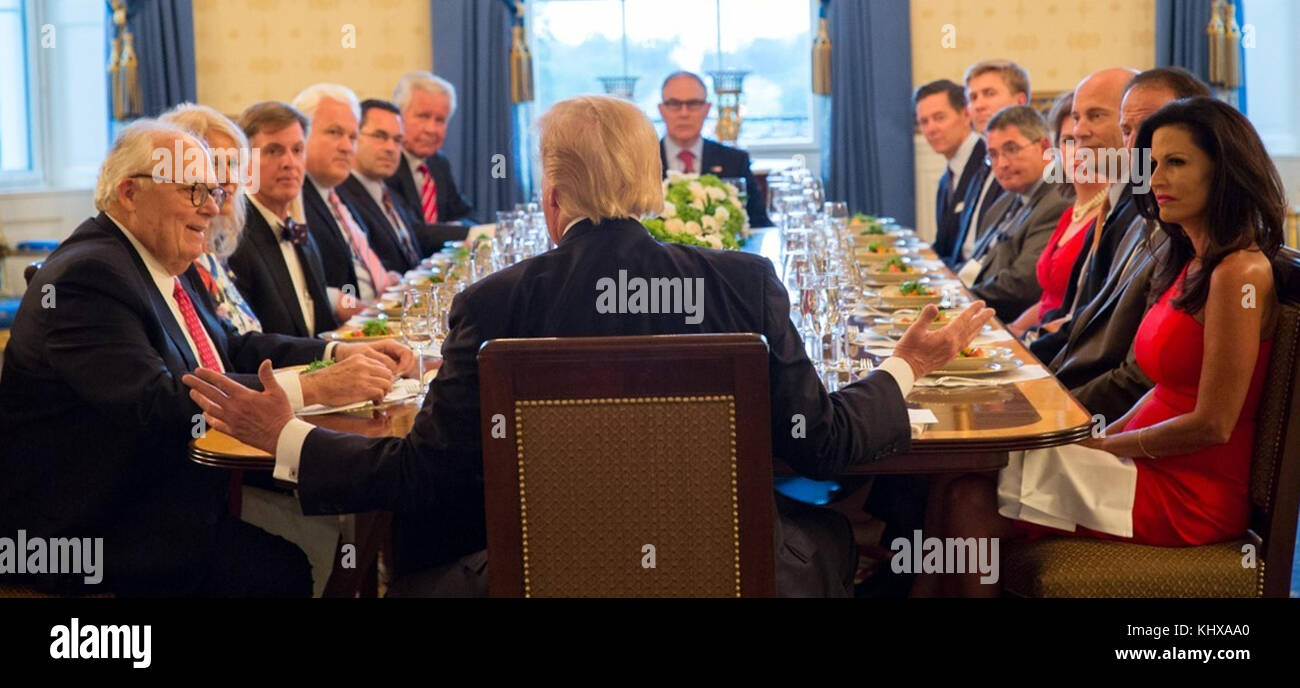 WASHINGTON, DC - SEPTEMBER 25: Präsident Donald J. Trump veranstaltet ein Abendessen am Montagabend, 25. September 2017, im Blauen Raum im Weißen Haus in Washington, D.C., mit Grassroots-Führern, Penny Nance, CEO von „Betroffene Frauen für Amerika“; Tim Phillips, Präsident der Amerikaner für Wohlstand; Matt Schlapp, Vorsitzender der American Conservative Union; Leonard Leo, Executive Vice President der The Federalist Society; Ralph Reed, Vorsitzender der Faith & Freedom Coalition; Marjorie Dannenfelser, Präsident der Susan B. Anthony List; Ed Feulner, Gründer und amtierender Präsident des Heritage Stockfoto