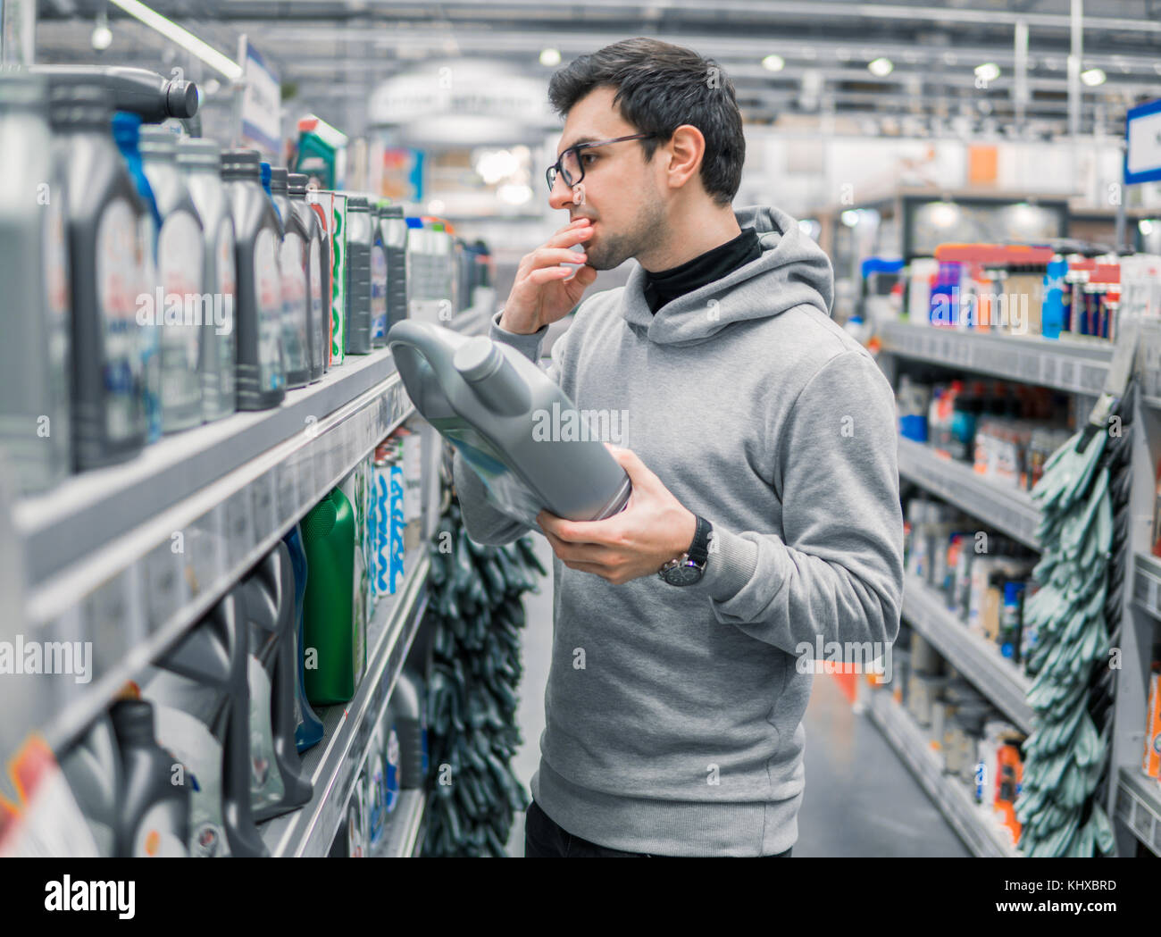 Männliche Kunden kaufen Motorschmieröl im Auto Supermarkt Stockfoto