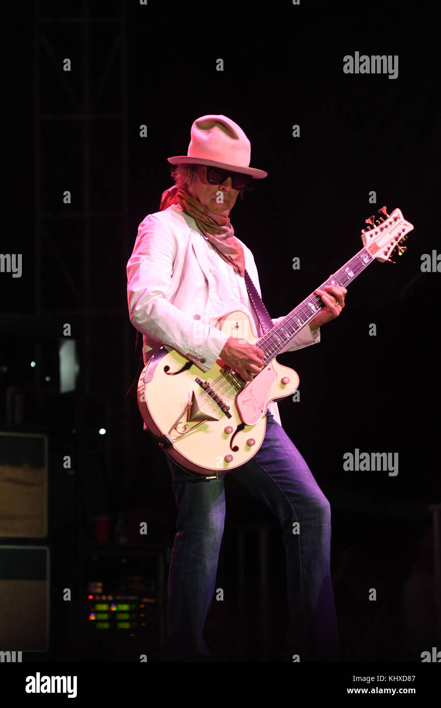 PEMBROKE PINES, FLORIDA – 4. NOVEMBER: Tom Petersson von der Band Cheap Trick beim Rockfest 80's Konzert Day 1 am 4. November 2017 im CB Smith Park in Penbroke Pines, Florida. Leute: Tom Petersson Stockfoto