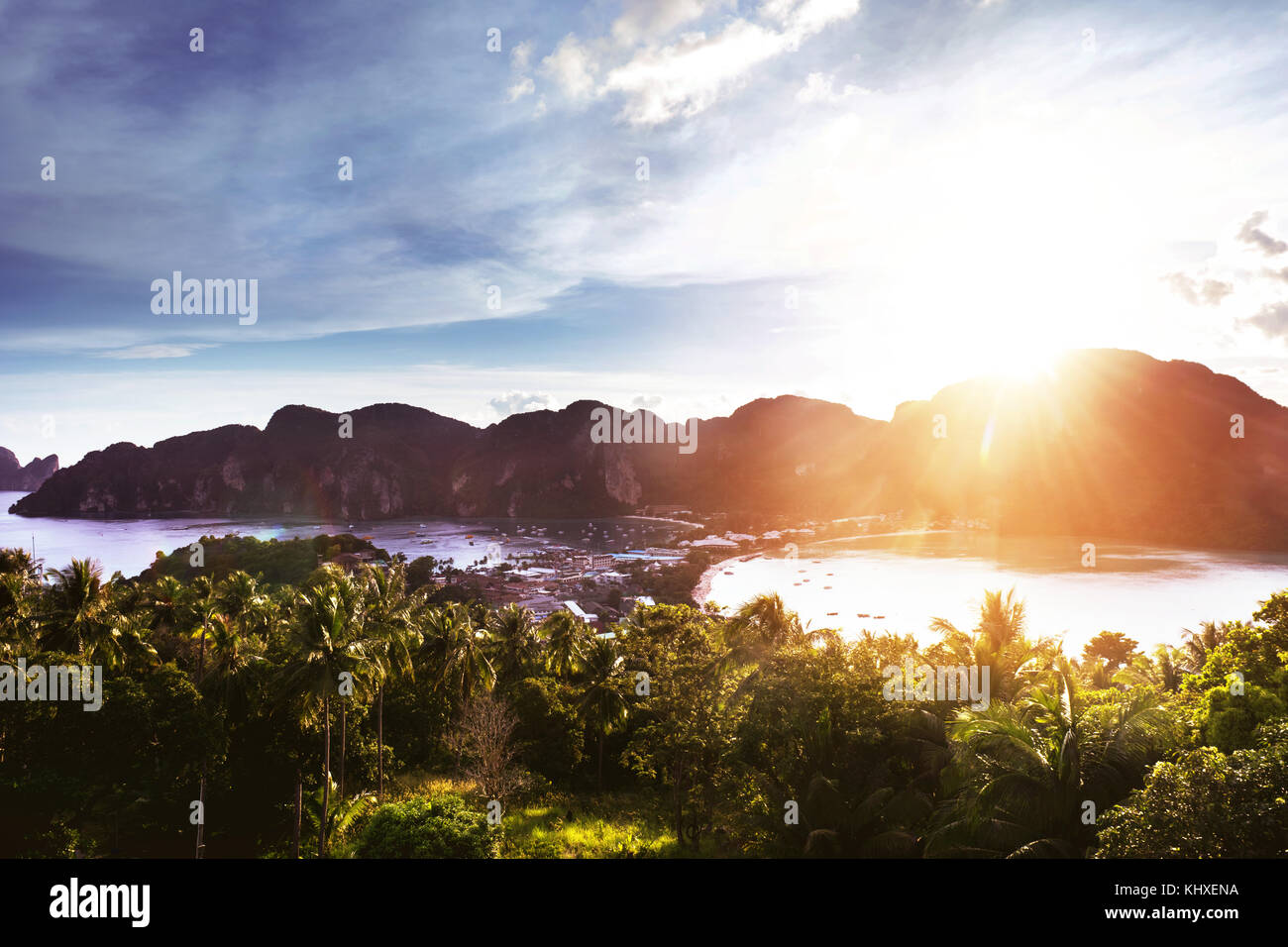 Panoramablick auf Phi-phi aus Sicht bei Sonnenuntergang Zeit don Stockfoto