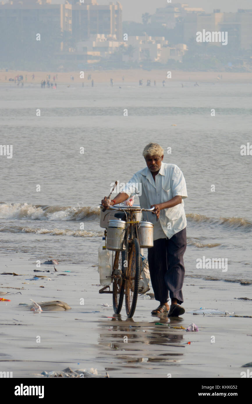 Getränke Hersteller schiebt sein Fahrrad am Strand, versova Mumbai Stockfoto