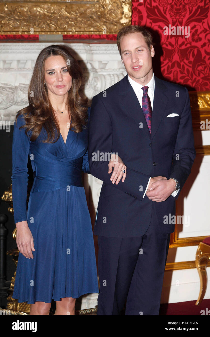 LONDON, ENGLAND - 16. NOVEMBER: Prinz William und Kate Middleton posieren für Fotos in den Appartements der St. James's Palace am 16. November 2010 in London, England. Nach viel Spekulation, Clarence House gab heute die Verpflichtung von Prinz William, Kate Middleton. Das Paar wird entweder im Frühjahr oder Sommer nächsten Jahres heiraten und weiter im Norden von Wales zu leben, während Prinz William als Air Sea Rescue Pilot für die RAF funktioniert. Das Paar wurde während einer Urlaubsreise in Kenia zusammen Seit acht Jahren engagiert. Personen: Prinz William Kate Middleton Stockfoto