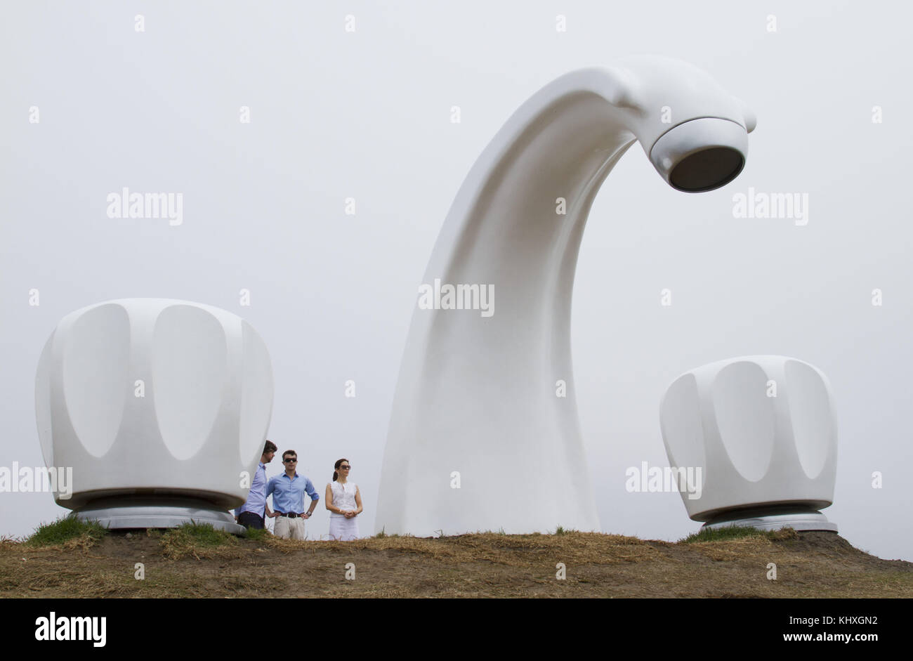 SYDNEY, AUSTRALIEN - 03. NOVEMBER: Kronprinz Frederik und Kronprinzessin Mary von Dänemark besuchen die Ausstellung „Skulpturen am Meer“ in Sydney. Das dänische Königspaar schlenderte durch die Freiluftgalerie mit Skulpturen, die entlang der Küste zwischen den Stränden von Bondi und Tamarama in Sydney verläuft. Am 3. November 2011 in Sydney, Australien Menschen: Kronprinz Frederik und Kronprinzessin Mary von Dänemark Stockfoto