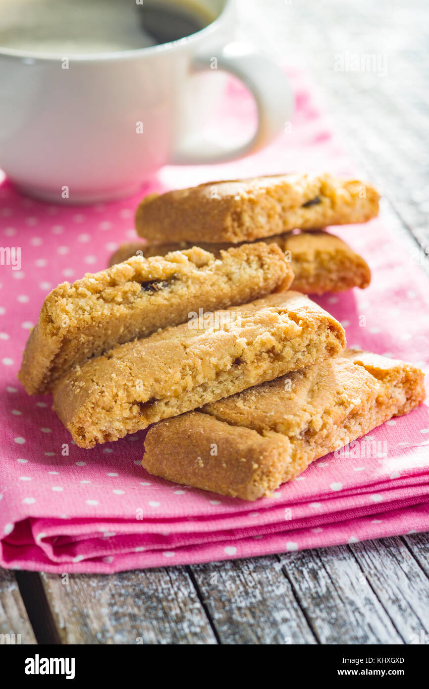 Süße Plätzchen und Kaffee Tasse auf alten Holztisch. Stockfoto