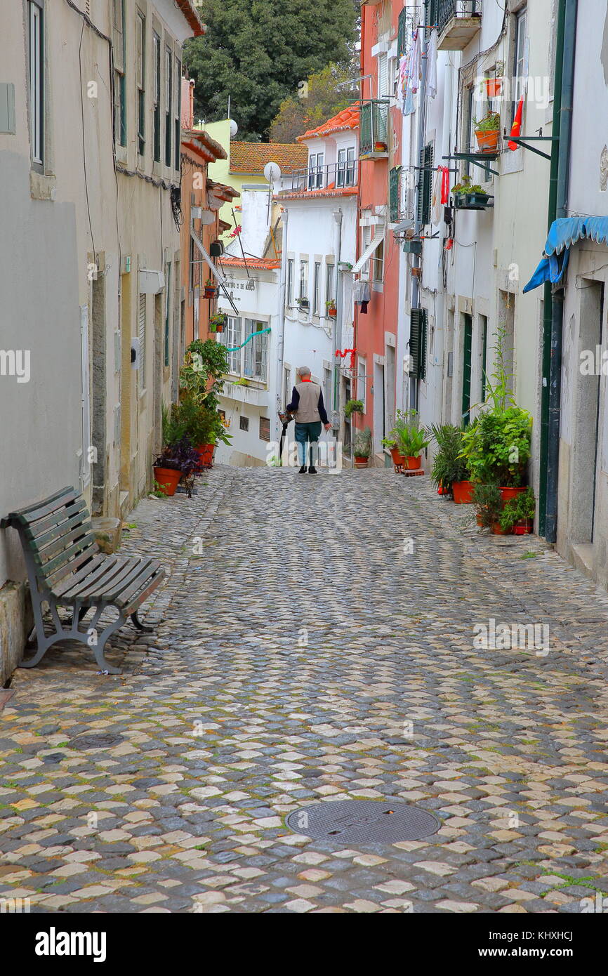 LISSABON, PORTUGAL - 2. NOVEMBER 2017: Farbenfroher Platz und enge Gassen im Viertel Alfama mit Kopfsteinpflaster und traditionellen Hausfassaden Stockfoto