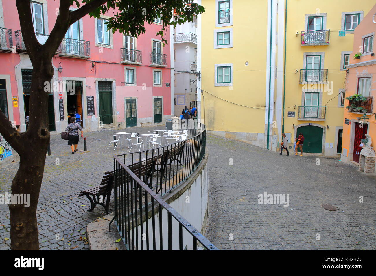 LISSABON, PORTUGAL - 2. NOVEMBER 2017: Farbenfrohe Platz- und Straßenkunst im Viertel Alfama mit Kopfsteinpflaster und traditionellen Hausfassaden Stockfoto