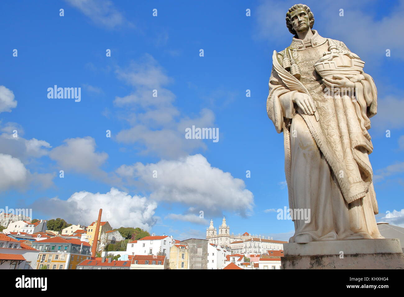 Auf sao Vicente Statue in Santa Luzia Aussichtspunkt (miradouro) mit Sao Vicente de Fora Kirche im Hintergrund, Lissabon, Portugal Stockfoto