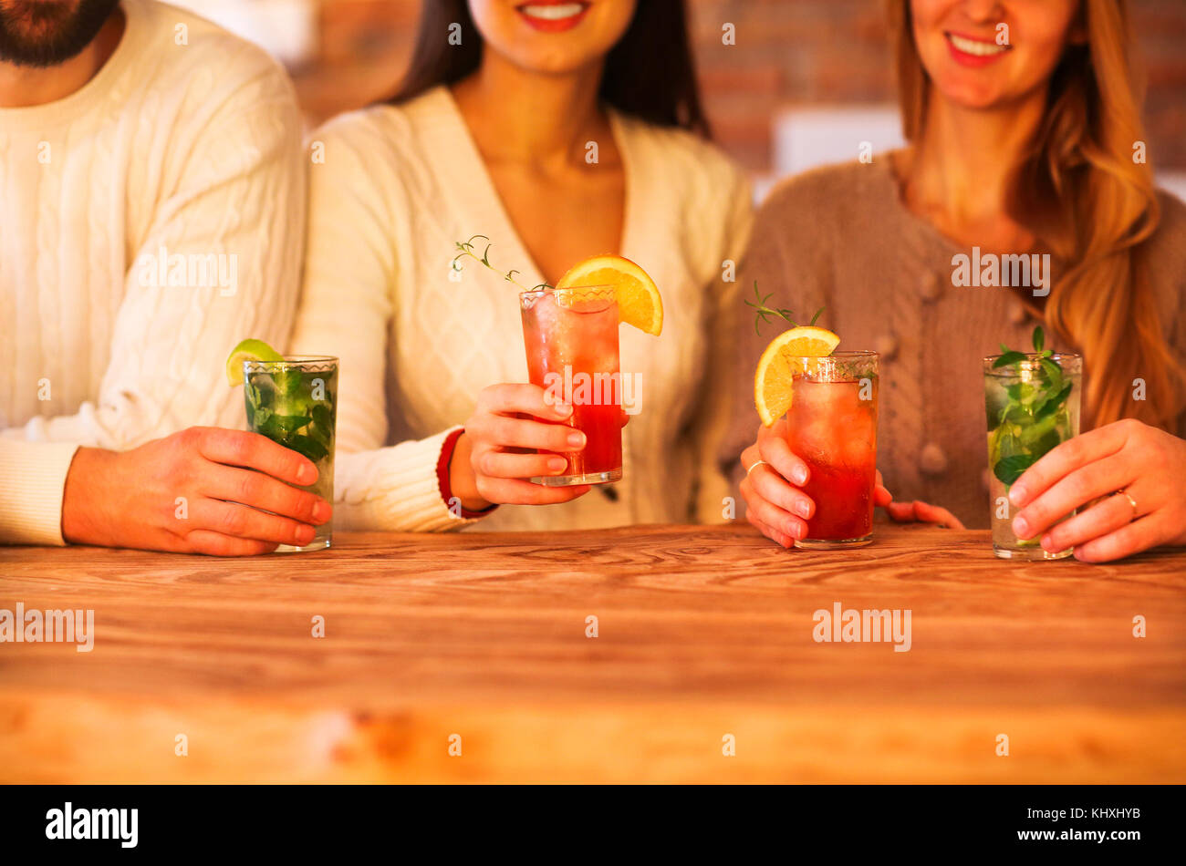 Junge Männer und Frauen trinken Cocktail an der Partei Stockfoto