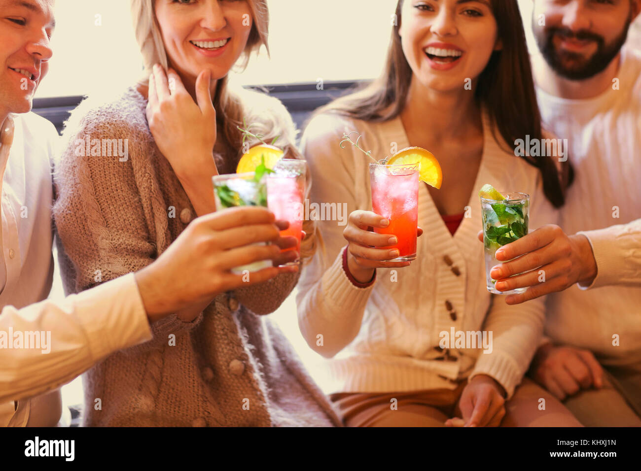 Junge Männer und Frauen trinken Cocktail an der Partei Stockfoto