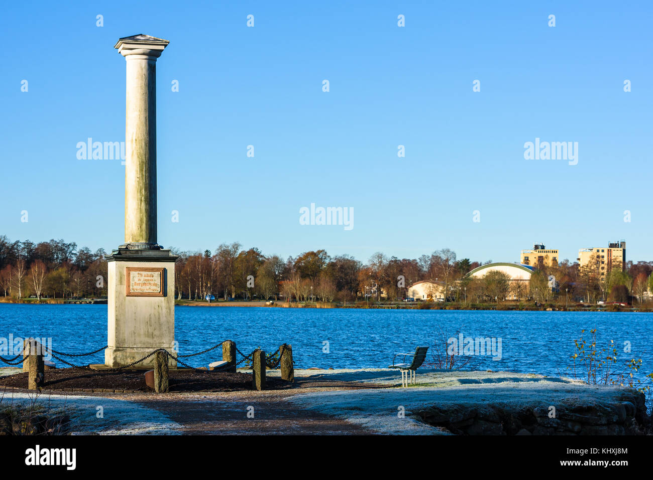 Vaxjo, Schweden - 13. November 2017: Dokumentation des Alltags und der Umwelt. Das Bergencreutz-Denkmal mit dem Vaxjo-See im Hintergrund. Stockfoto