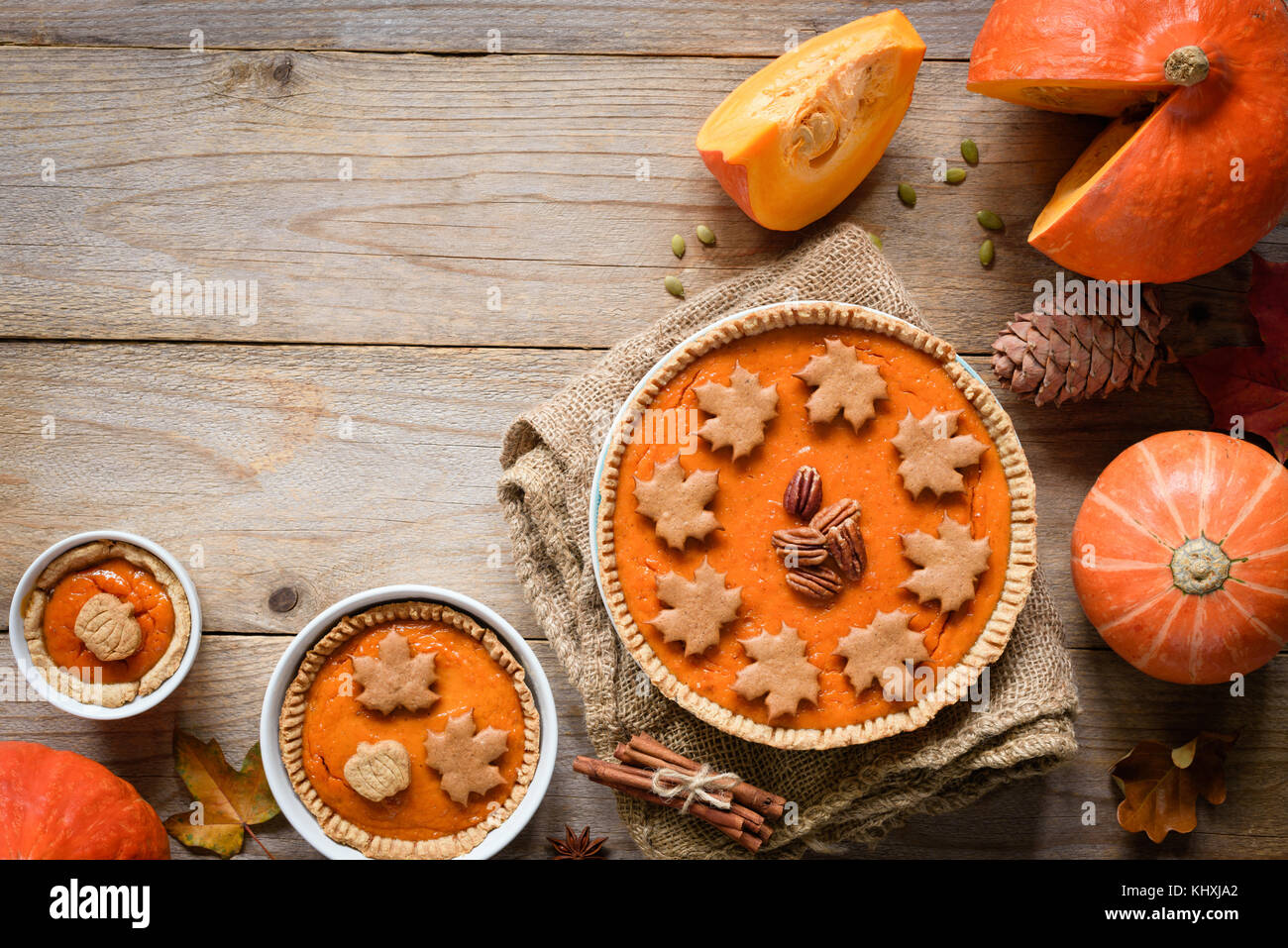 Hausgemachte Kürbis Kuchen mit Pekannuss und Lebkuchen cookies Dekoration auf alten Holztisch. Ansicht von oben und kopieren Sie Platz für Ihren Text Stockfoto