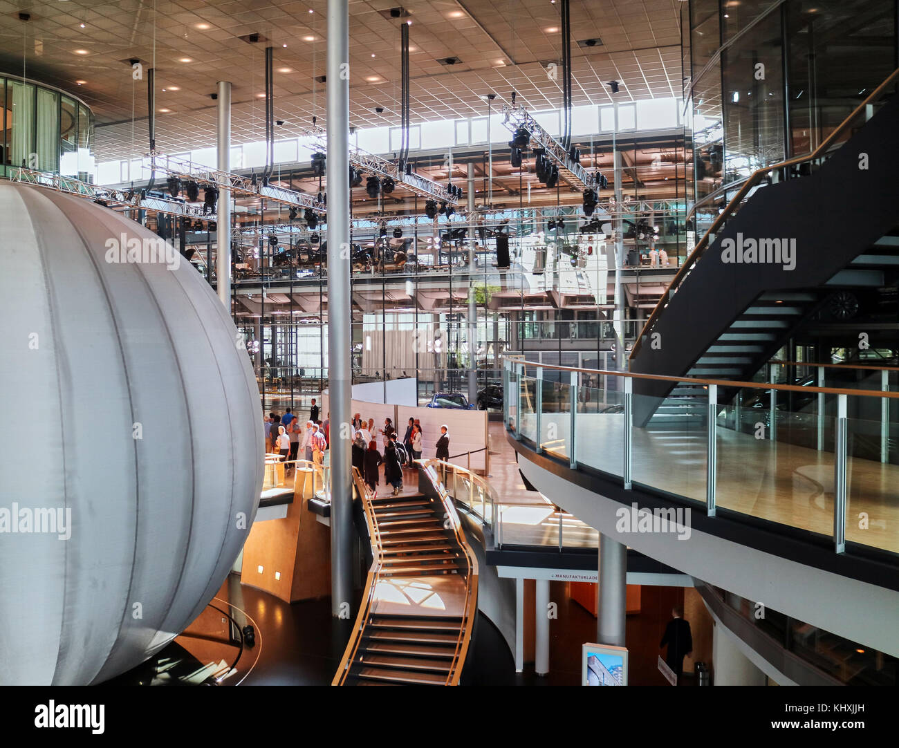 Europa, Sachsen, die transparente Fabrik, Transparent Factory ist der englische Name eines Automobils Produktionsstätte in Dresden, Deutschland, im Besitz der deutschen Automobilhersteller Volkswagen, entworfen von Architekt Gunter Henn, und wurde im Jahr 2002 eröffnet. Der deutsche Name ist Gl?serne Manufaktur (d.h. Werk aus Glas, buchstäblich Gläserne Manufaktur). Stockfoto