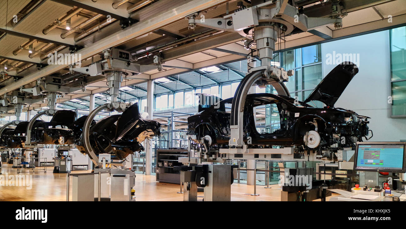 Europa, Sachsen, die transparente Fabrik, Transparent Factory ist der englische Name eines Automobils Produktionsstätte in Dresden, Deutschland, im Besitz der deutschen Automobilhersteller Volkswagen, entworfen von Architekt Gunter Henn, und wurde im Jahr 2002 eröffnet. Der deutsche Name ist Gl?serne Manufaktur (d.h. Werk aus Glas, buchstäblich Gläserne Manufaktur). Stockfoto