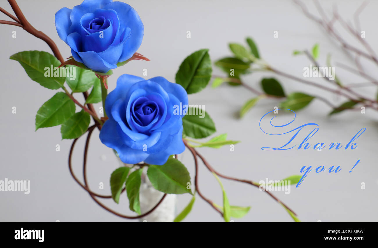 Danke Hintergrund mit dankbar Nachricht, zwei blaue Rosen mit grünen Blatt aus Ton Kunst auf weißem Hintergrund, Karte für Lehrer Tag, Muttertag Stockfoto