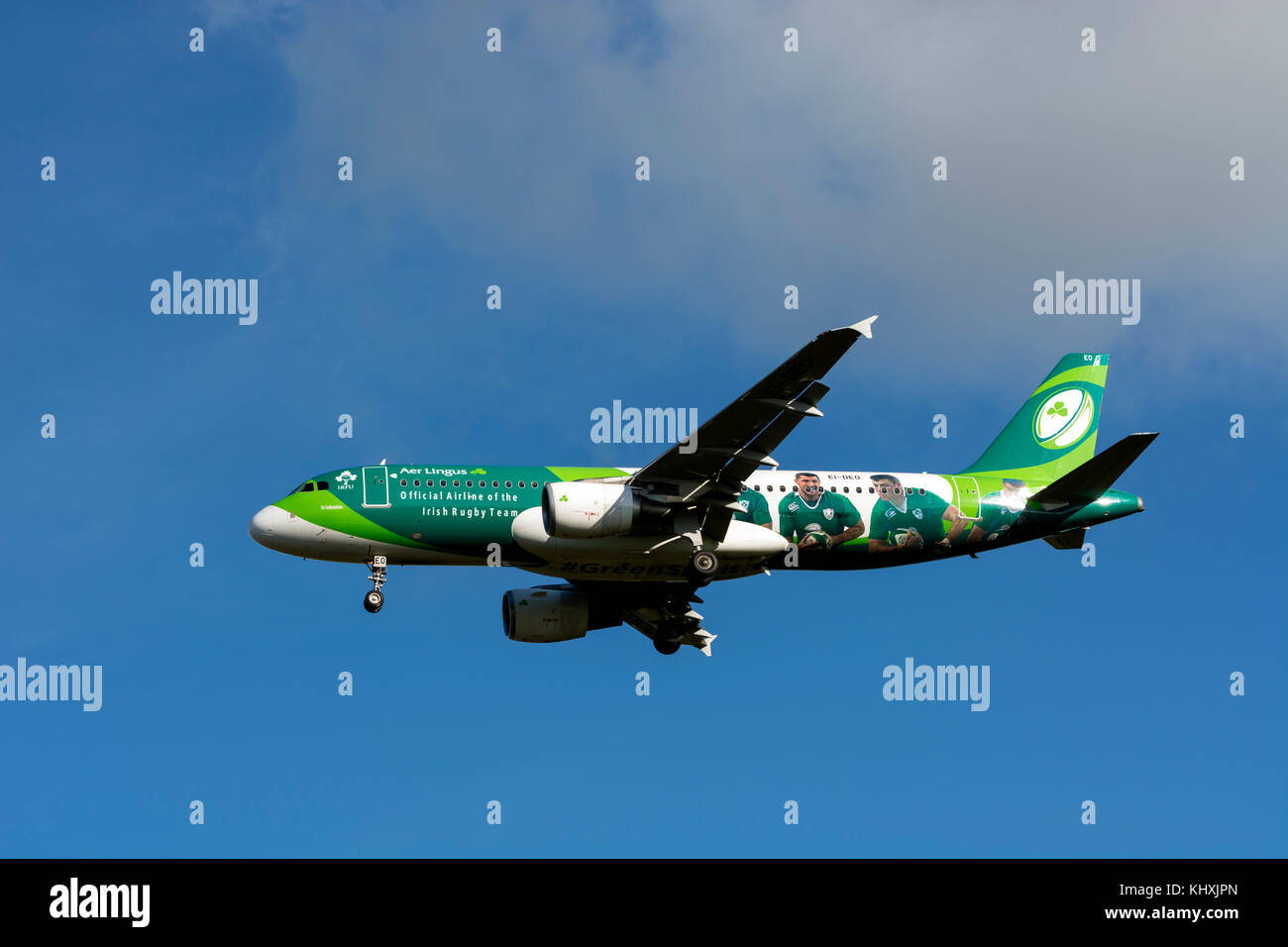 Aer Lingus Airbus A320-Landung am Flughafen Birmingham, UK. Irish Rugby Team Lackierung (EI-DEO) Stockfoto