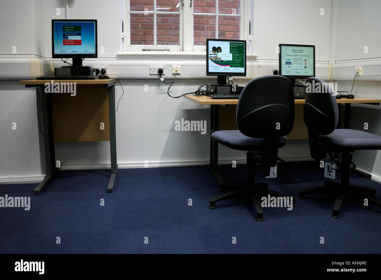 Bibliothek mit Computern, Großbritannien Stockfoto
