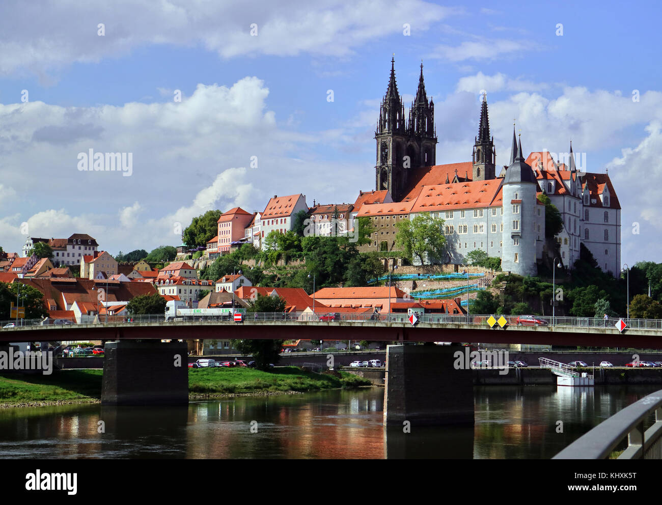 Europa, Deutschland, Sachsen, Meißen, Blick auf die Brücke über die Elbe; Schloss Albrechtsburg, der Albrechtsburg ist eine spätgotische Burg, die der Stadt Meißen in Sachsen dominiert. Es steht auf einem Hügel über dem Fluss Elbe. Stockfoto