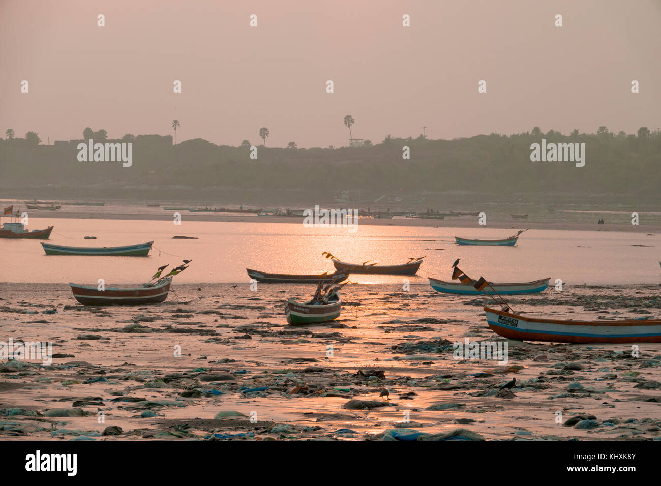 Fischerboote bei Sonnenuntergang am Strand, versova Mumbai Stockfoto