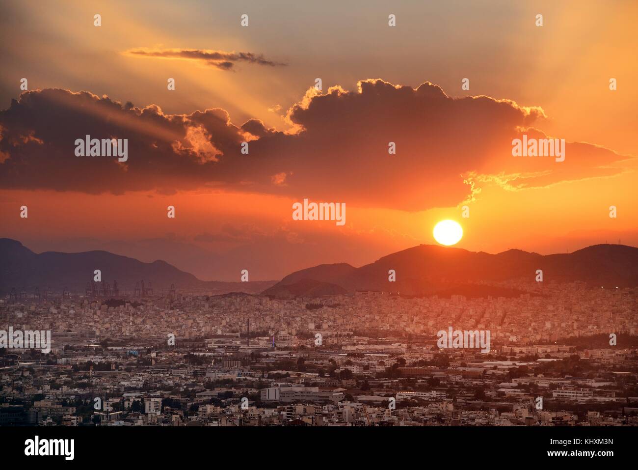 Athen Skyline Sonnenuntergang von Mt lykavitos mit Akropolis, Griechenland. Stockfoto