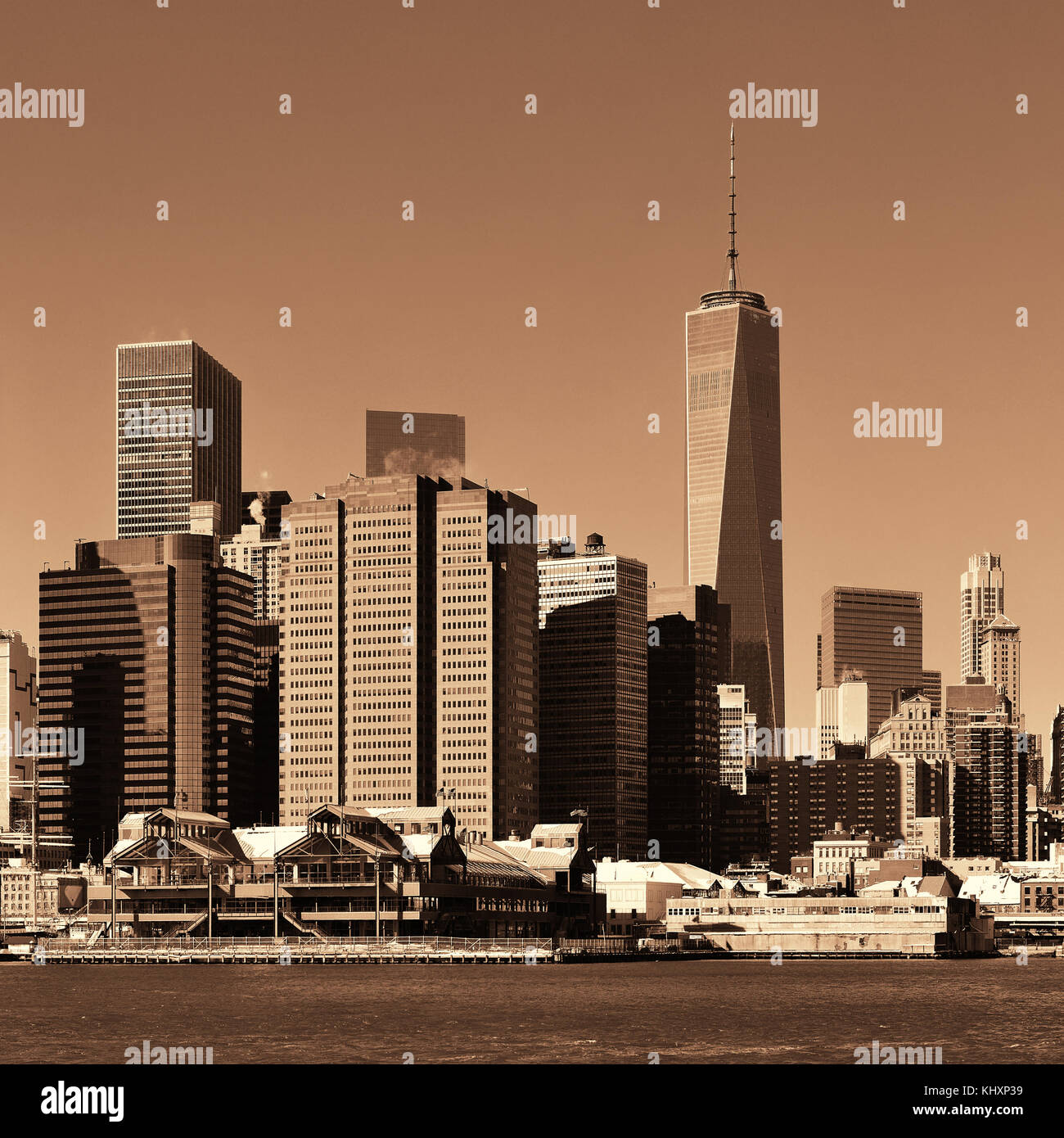 Manhattan Skyline der Innenstadt mit städtischen Wolkenkratzer über den Fluss. Stockfoto