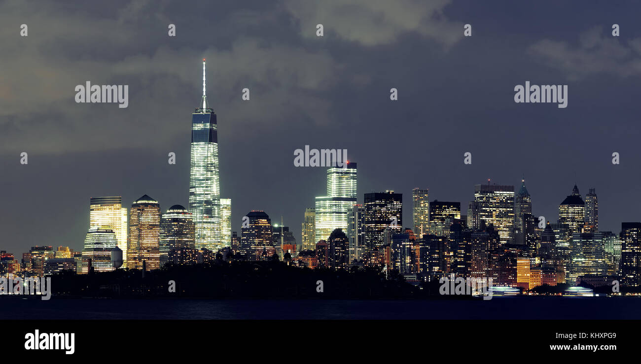 New York City bei Nacht mit urbaner Architekturen Stockfoto