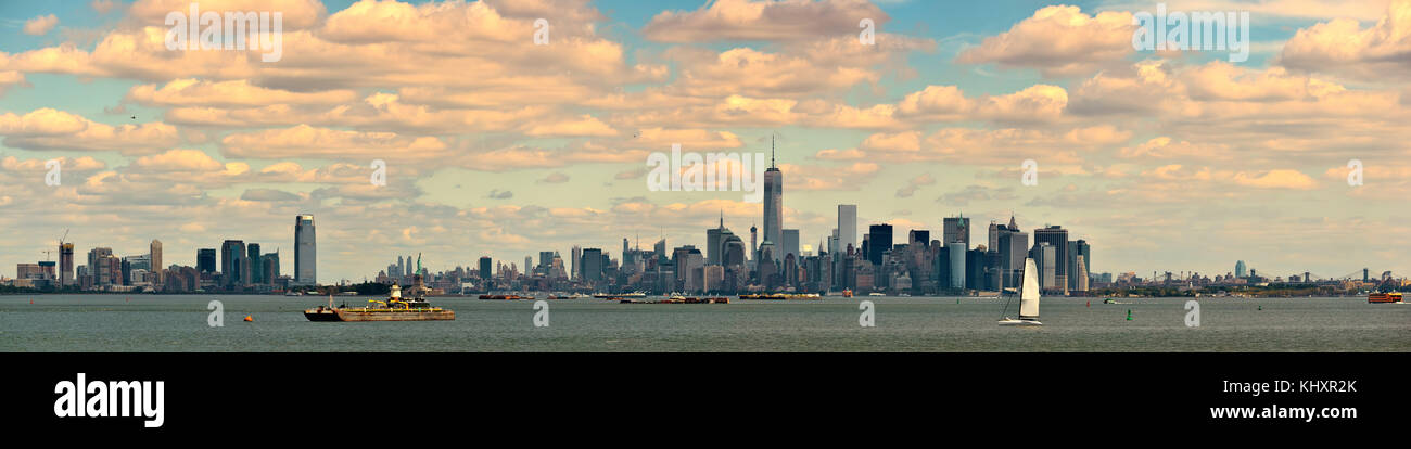 Manhattan Skyline der Innenstadt mit städtischen Wolkenkratzer und Cloud. Stockfoto
