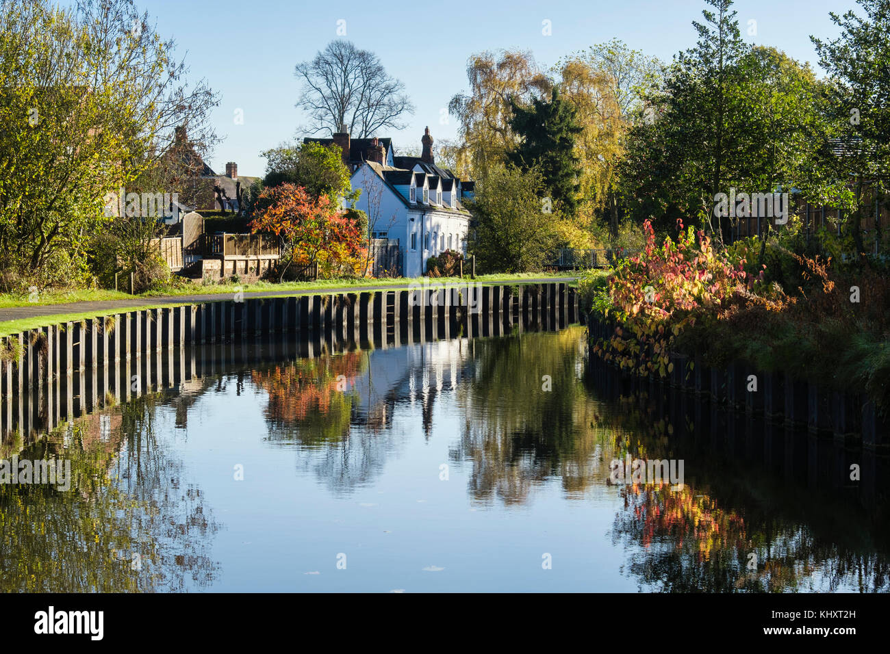 Die droitwich Kanal in Reben Park mit Wasser reflektierenden Herbst Szene. Droitwich Spa, Worcestershire, England, Großbritannien, Großbritannien Stockfoto
