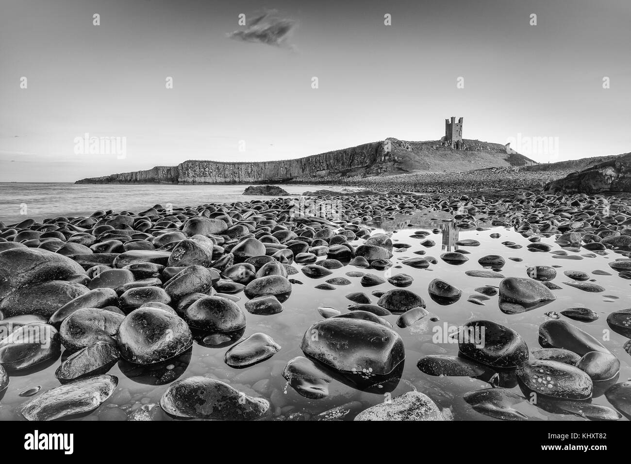 Dunstanburgh Castle suchen aus dem Norden, die Tide hatte receading gewesen und war die perfekte Gelegenheit, die Schüsse zu nehmen Stockfoto