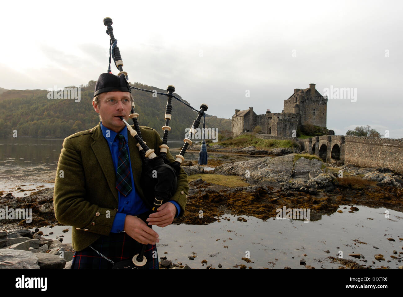 Vielleicht Schottlands meistfotografiertes und bekanntes Wahrzeichen auf der ganzen Welt. Das Eilean Dona Castle steht am Loch Duich an der A 87 von Invern Stockfoto