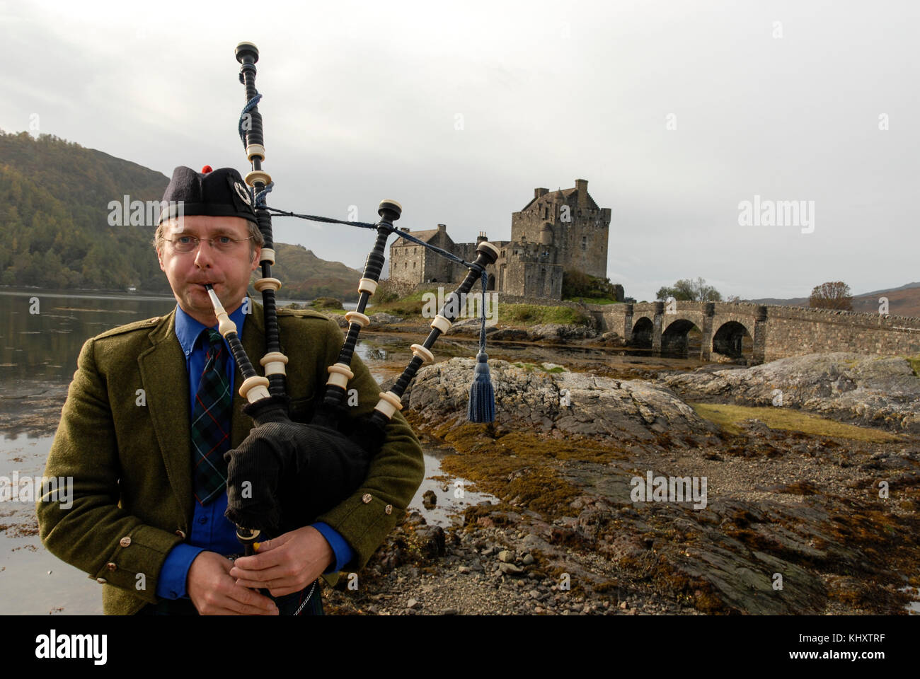 Vielleicht Schottlands meistfotografiertes und bekanntes Wahrzeichen auf der ganzen Welt. Das Eilean Dona Castle steht am Loch Duich an der A 87 von Invern Stockfoto