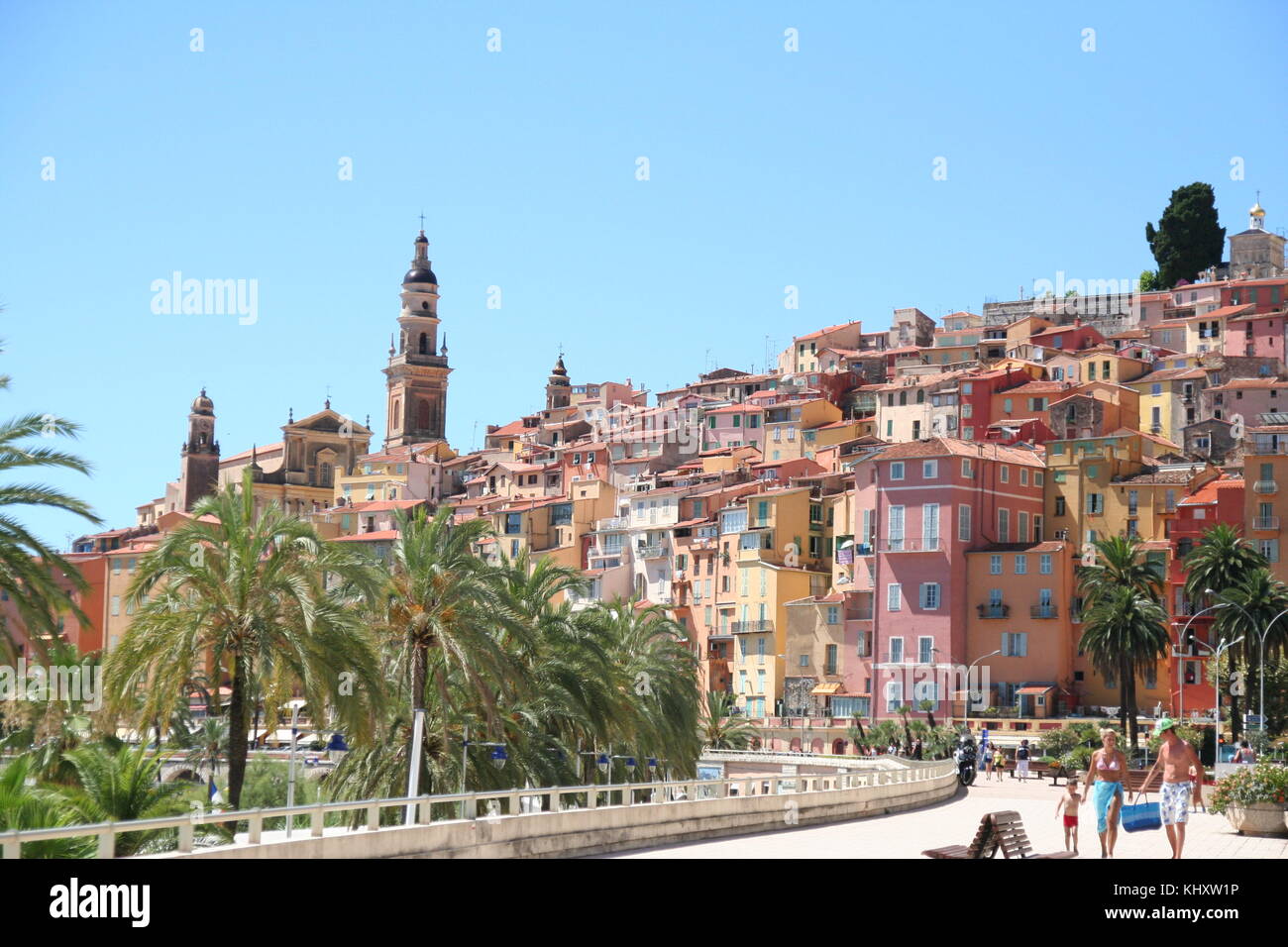 Familie im Urlaub Genießen Sie einen Spaziergang entlang der Promenade in Menton in Südfrankreich. Stockfoto