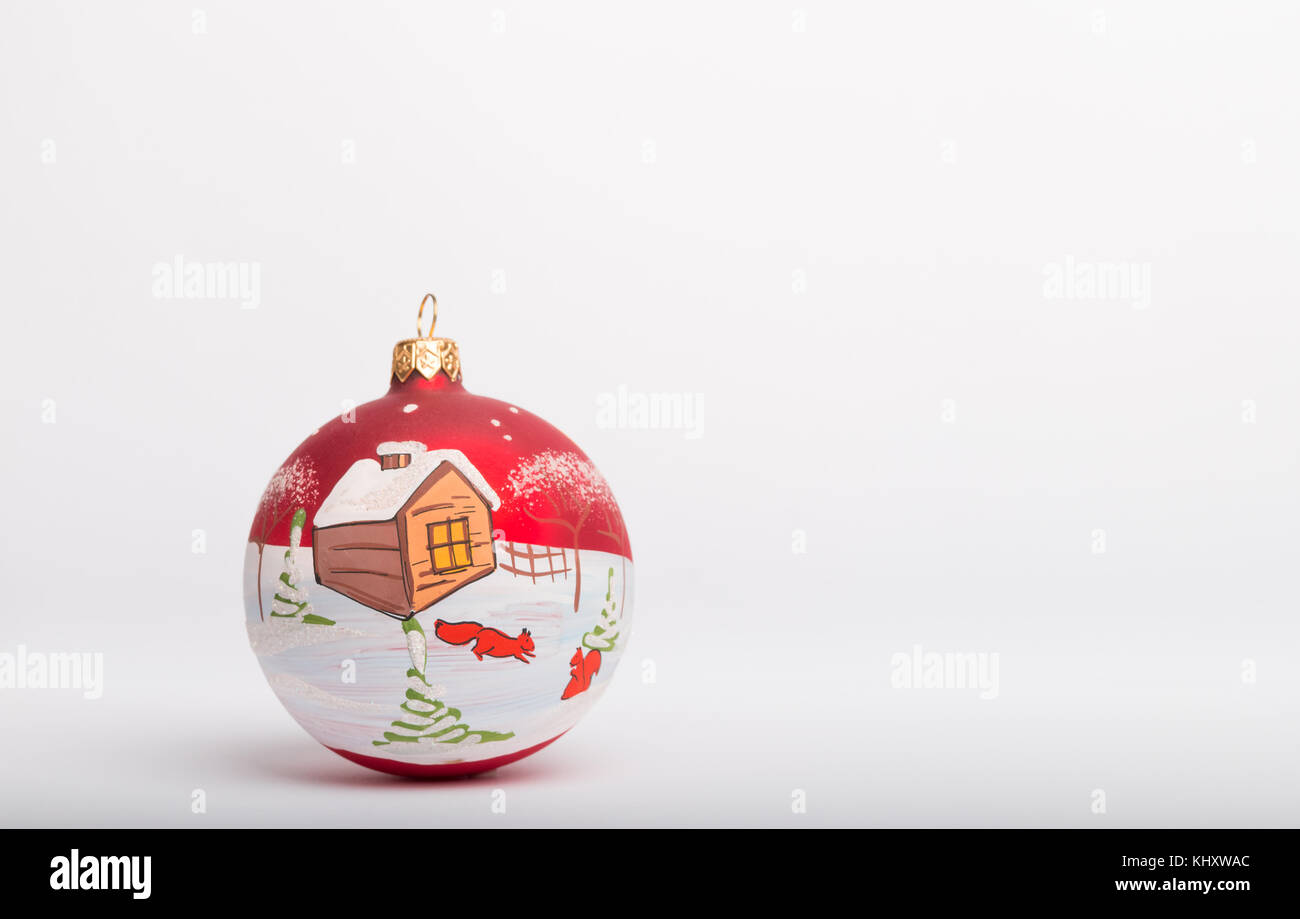 Handbemalte Weihnachtskugel isoliert Stockfoto