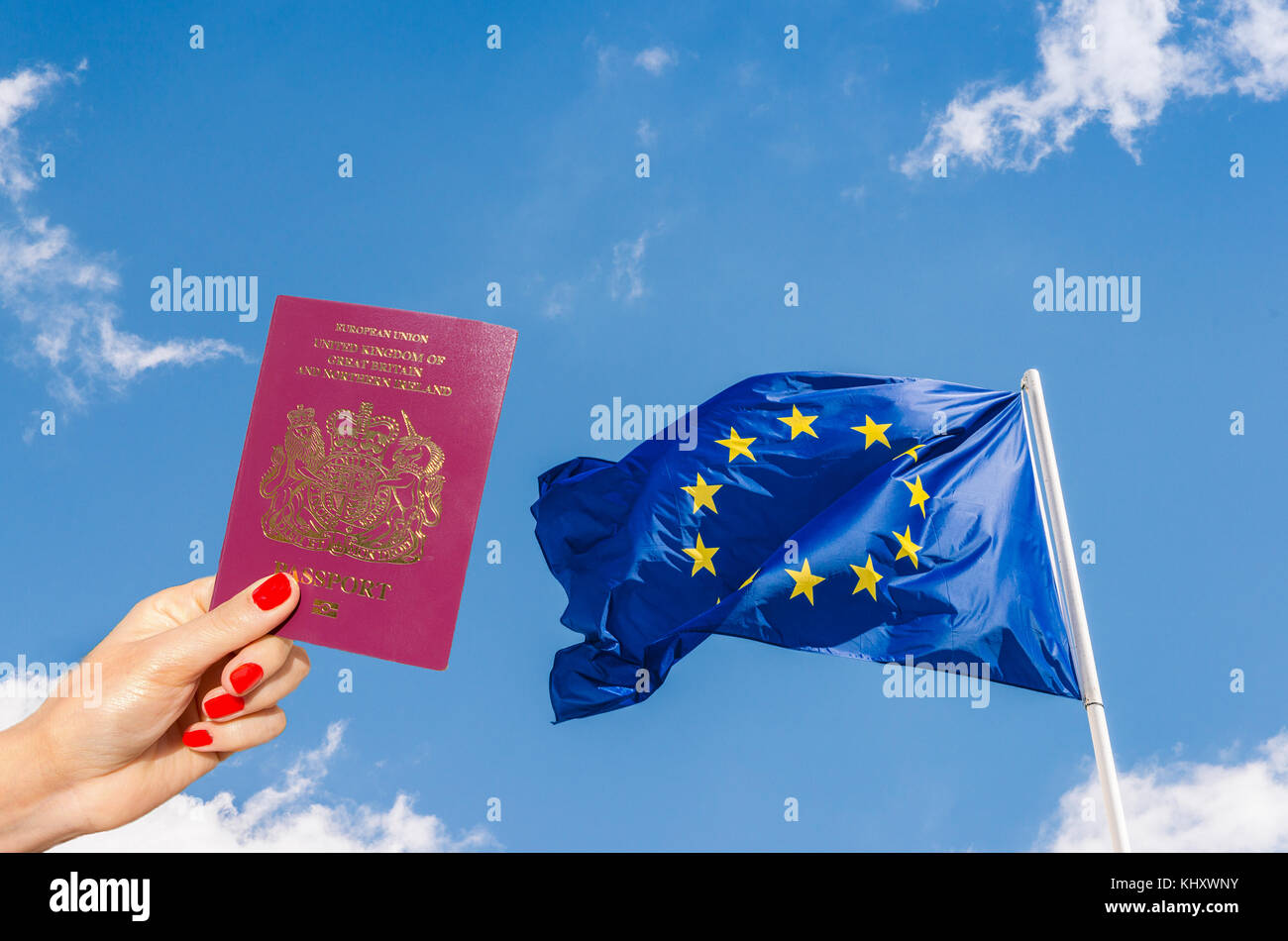 Flagge der Europäischen Union (EU) vor blauem Himmel mit digitaler Zusammensetzung einer Frau mit britischem Pass – das Vereinigte Königreich wird die EU 2019 verlassen Stockfoto
