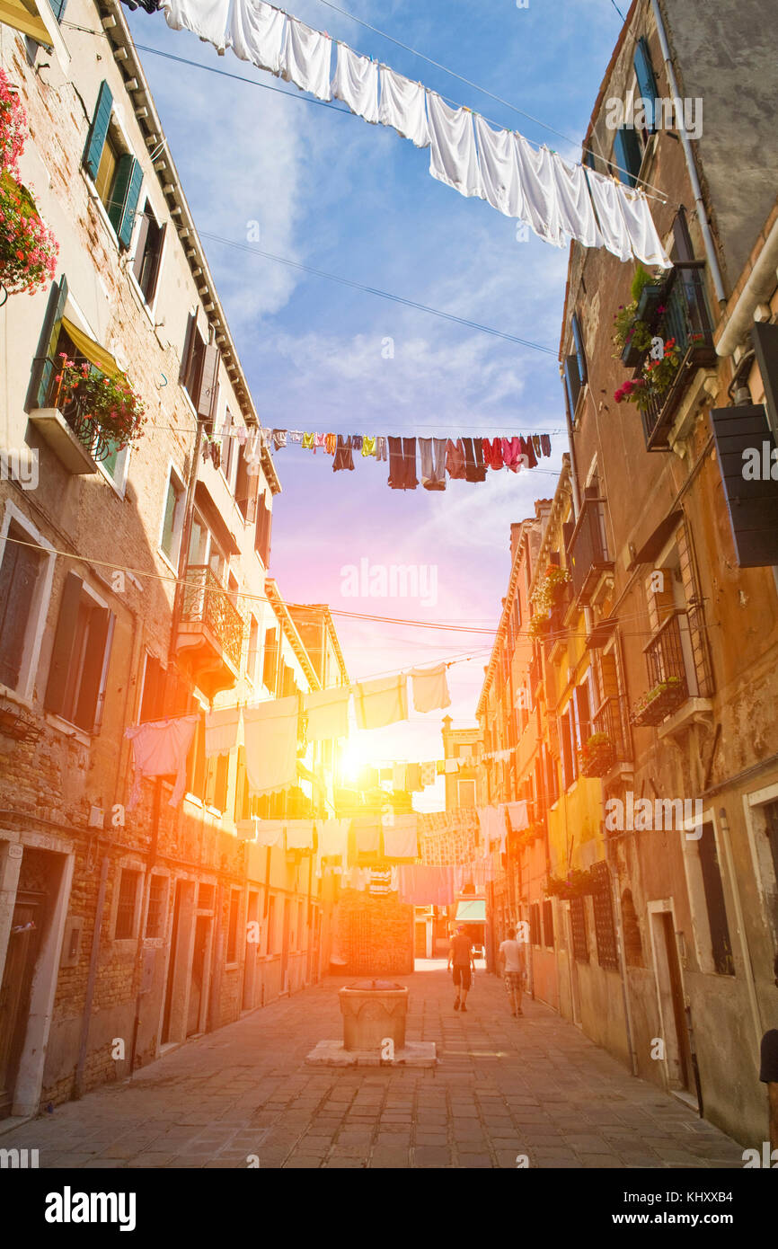 Wäscherei auf Wäscheleinen auf der anderen Straßenseite, Venedig, Venetien, Italien, Europa Stockfoto
