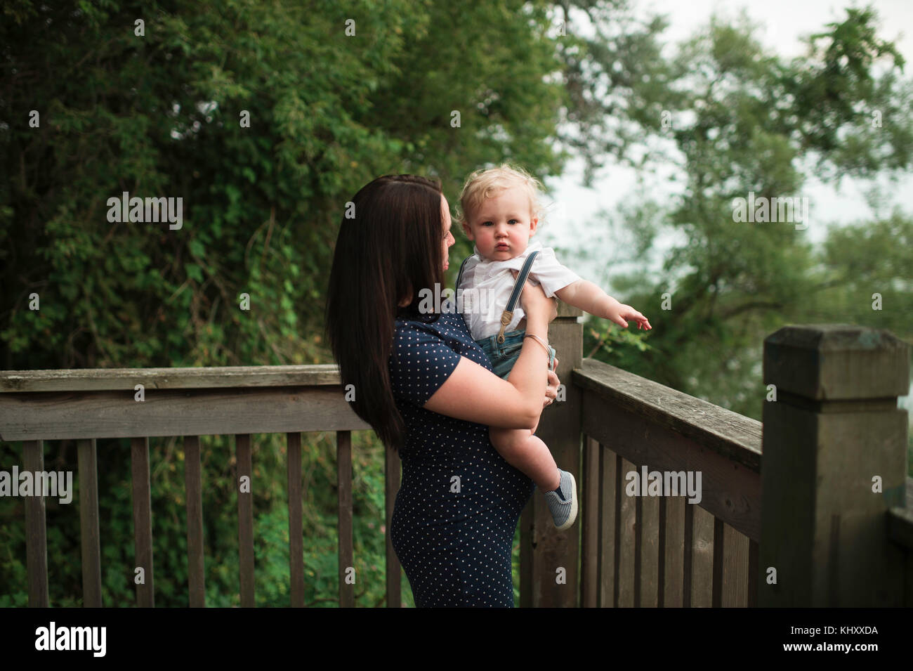 Schwangere Frau mit Kleinkind Sohn auf dem Balkon Stockfoto