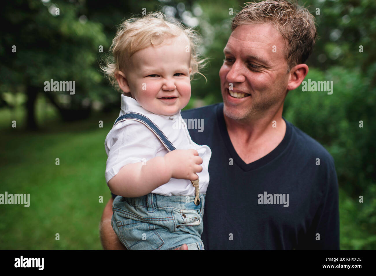 Porträt der Mann, der mein kleiner Sohn ziehen ein Gesicht Stockfoto