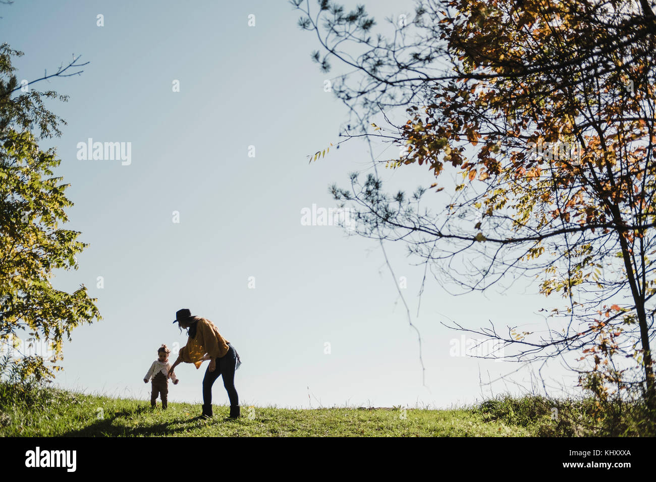 Mutter und Baby Mädchen auf Hügel, Oshawa, Kanada, Nordamerika Stockfoto