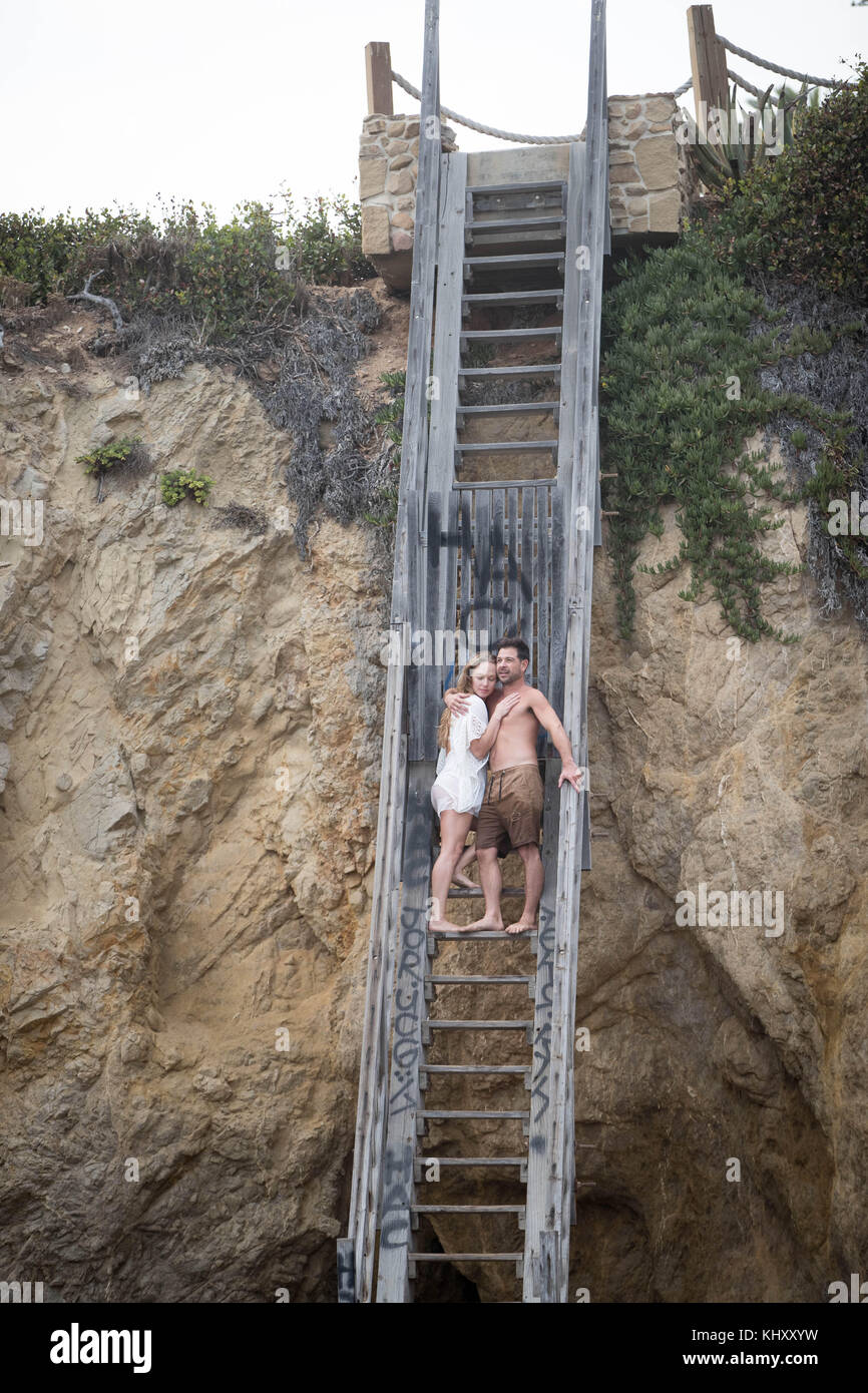 Romantisches Paar auf Treppen zum Strand, Malibu, Kalifornien, USA Stockfoto