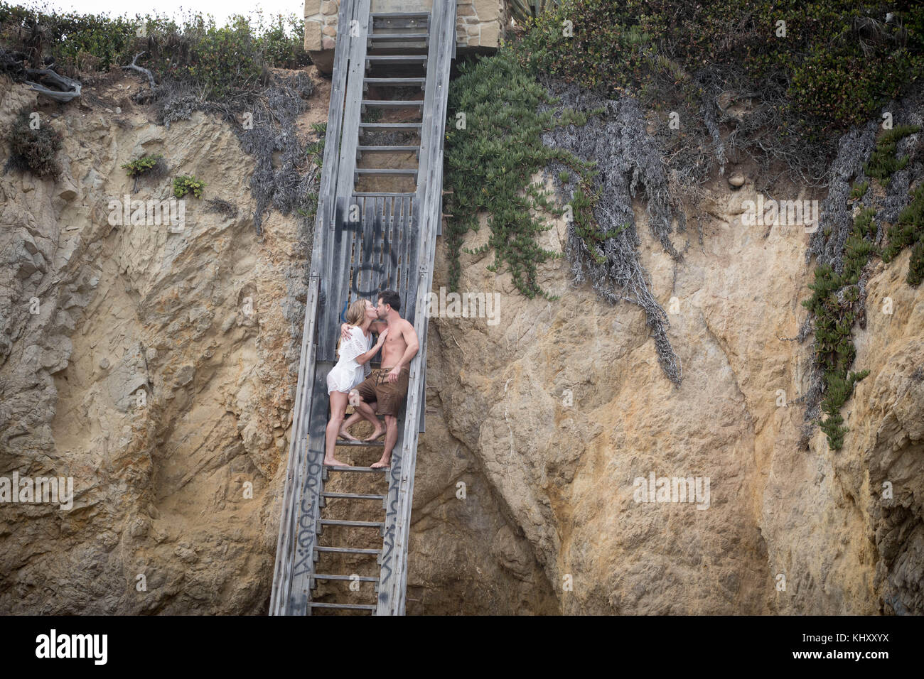 Romantisches Paar auf Treppen zum Strand, Malibu, Kalifornien, USA Stockfoto