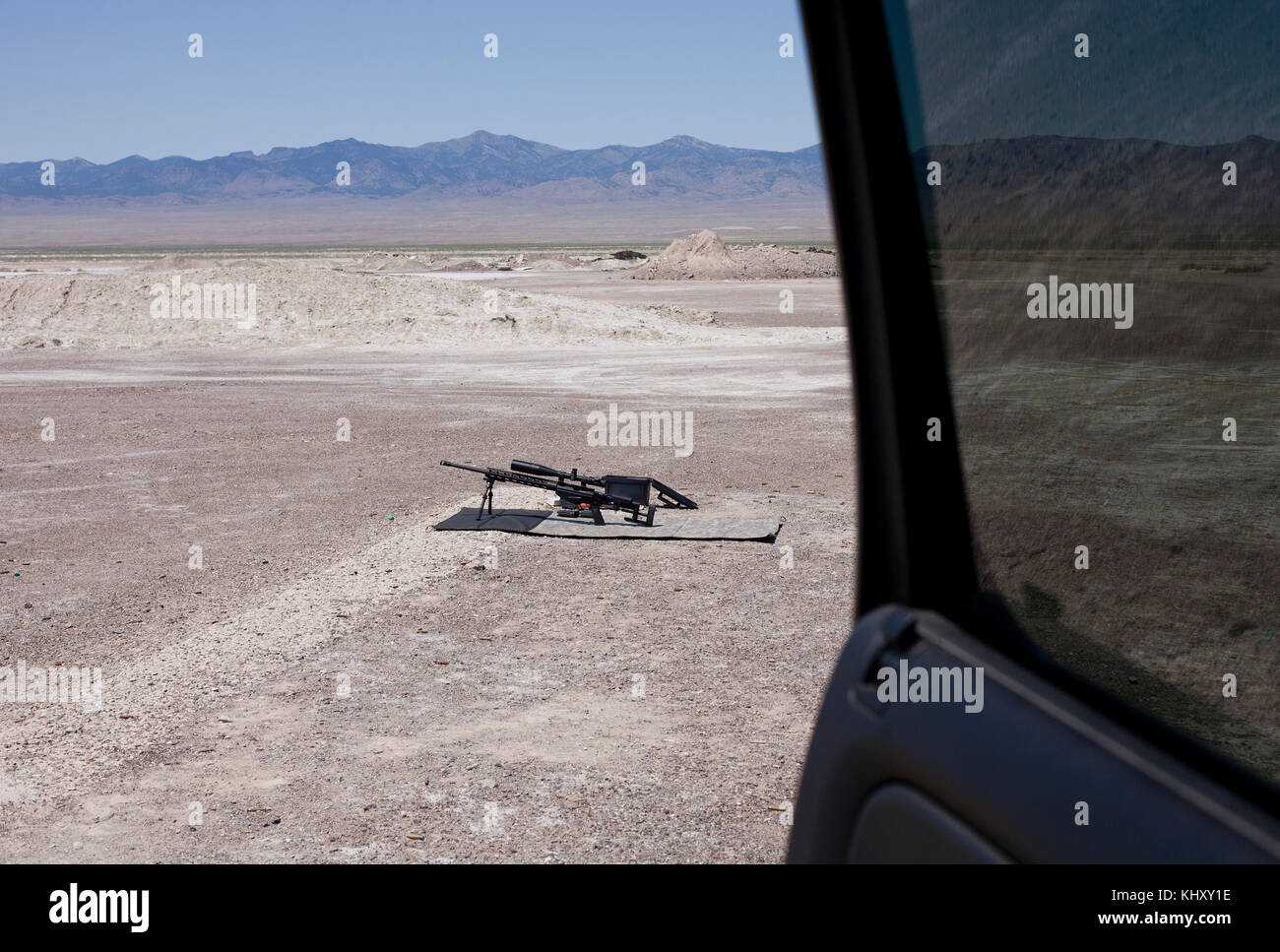 Blick von der Autotür von halbautomatischen Waffe am Schießplatz in Wendover, Utah, USA Stockfoto