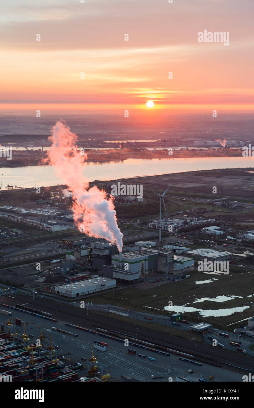 DP World Antwerp Gateway bei Sonnenaufgang Stockfoto