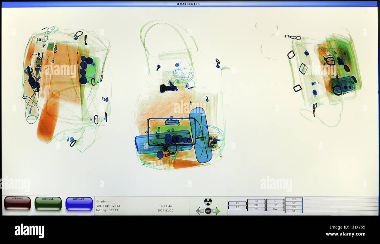 Screenshot von einem Flughafen x-ray Gepäck Security Scanner  Stockfotografie - Alamy