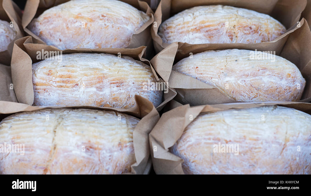 Frisch gebackene Rustikal groß, Brot in braunen Papiertüten verpackt,  bereit, in der Bäckerei verkauft werden Stockfotografie - Alamy